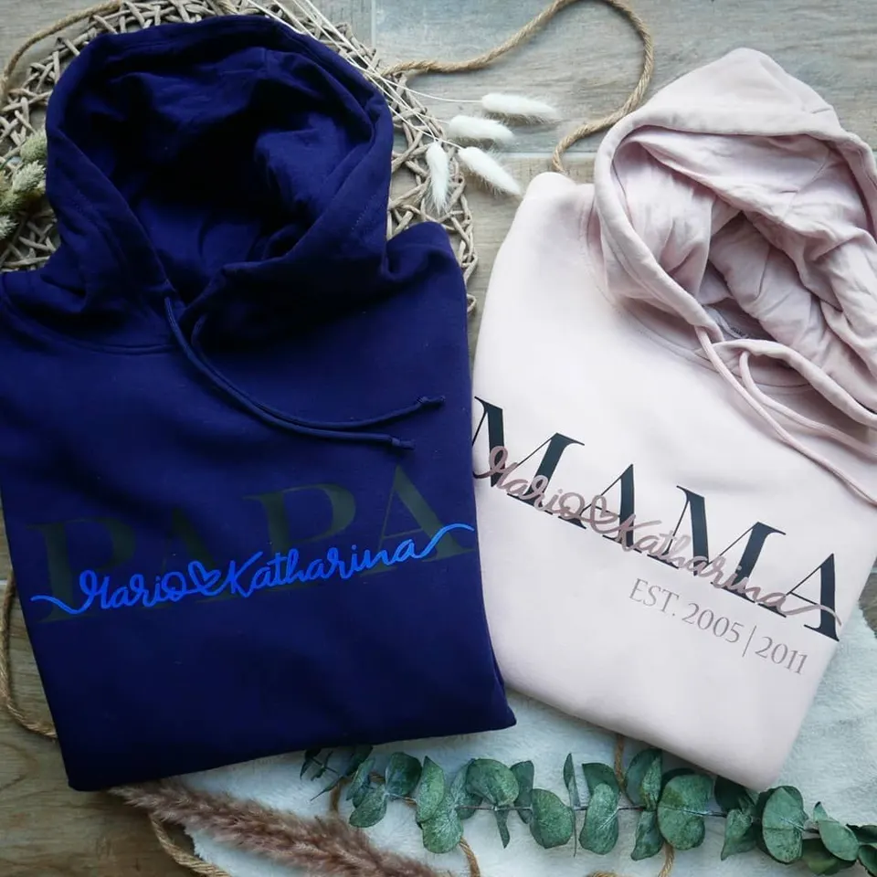 Zwei Hoodies in Navy und Rosa mit PAPA und MAMA