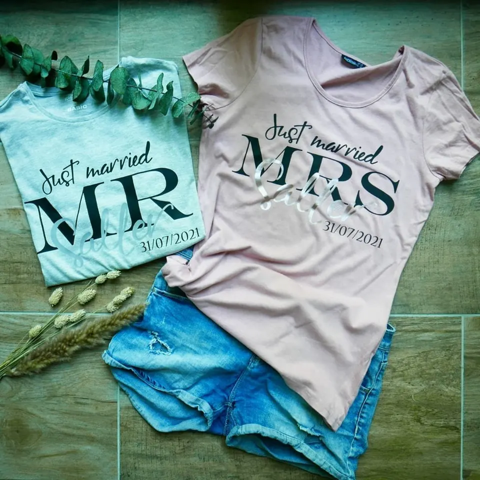 Zwei Shirts mit Just married Mr und Mrs und dem Hochzeitsdatum