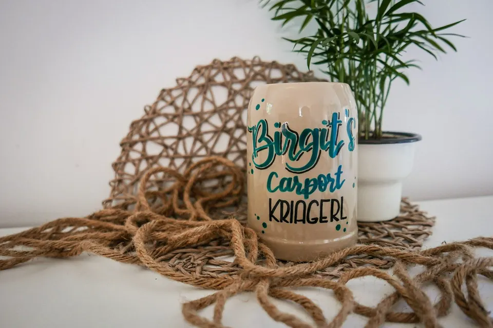 Steinkrug mit der Aufschrift Birgit's Carport Kriagerl