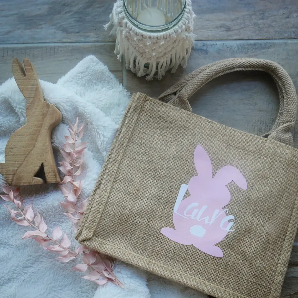 Jutetasche als Osternest mit rosa Hase und Namen
