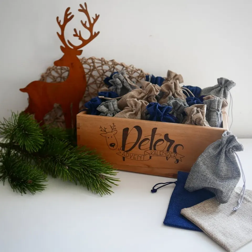 Adventkalender-Kisterl aus Holz mit dem Namen Delero und 24 Stoffsäckchen