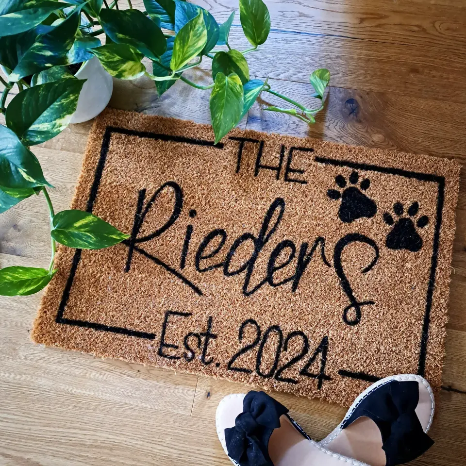 Kokos-Fußmatte mit The Rieders est. 2024 und Pfotenabdrücken