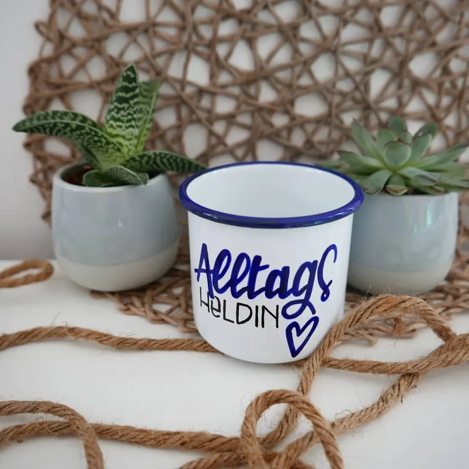 Emaille-Tasse mit blauem Schriftzug Alltagsheldin