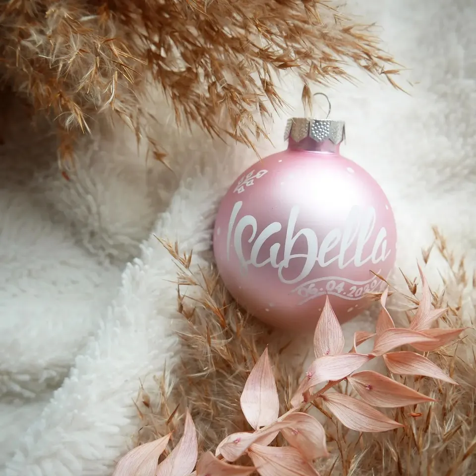 Rosa Christbaumkugel mit dem Namen Isabella