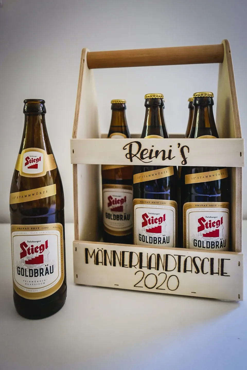 Holzträger für sechs Bierflaschen mit der Aufschrift Männerhandtasche