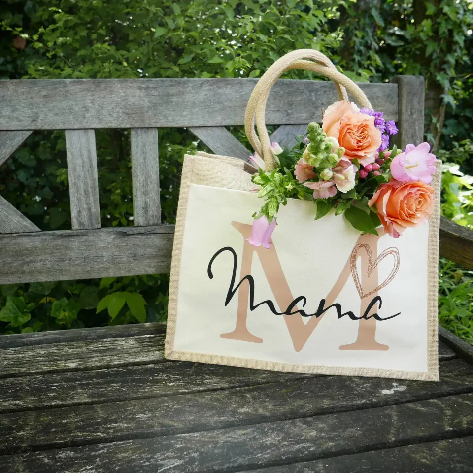 Jute-Shopper mit großem M und Mama, darin Blumen