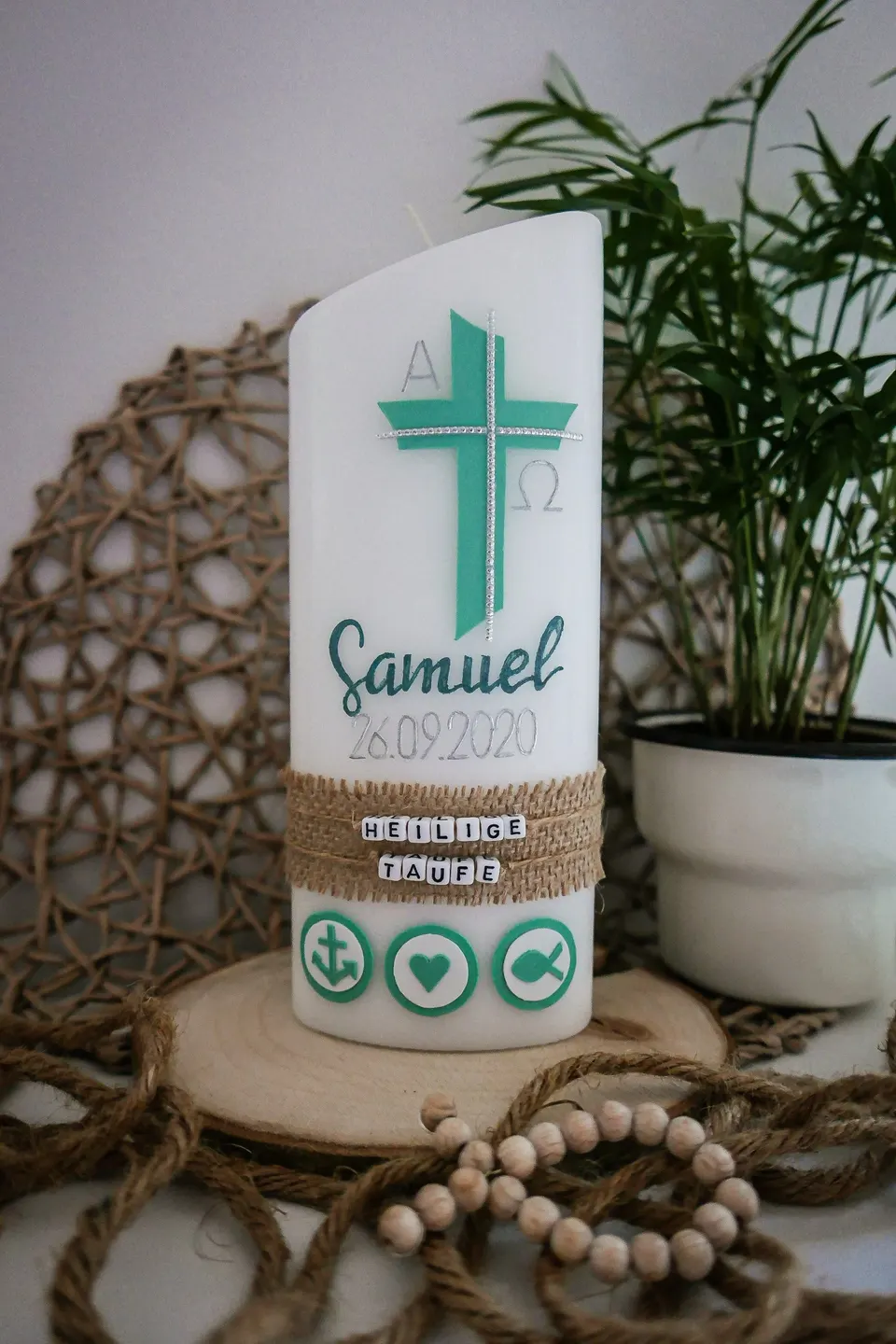 Taufkerze mit Kreuz, dem Namen Samuel und Taufdatum