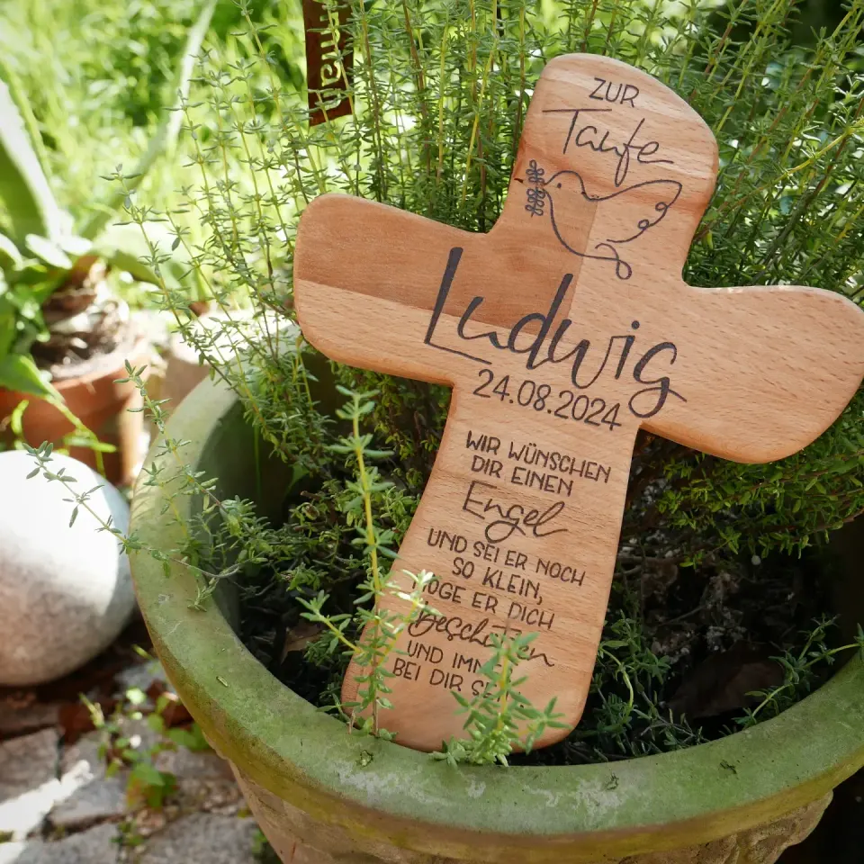 Taufkreuz aus Holz mit Ludwig, Taufdatum und Segenswunsch