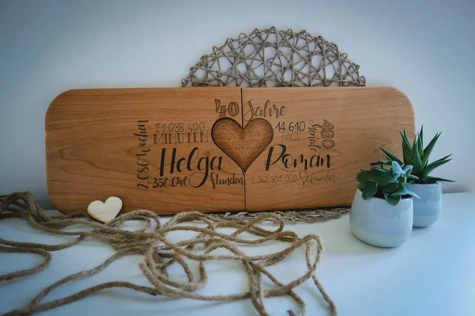 Zwei Jausenbretter für Helga und Roman, zusammen ein Herz, mit Lebenszahlen zum 80. Geburtstag