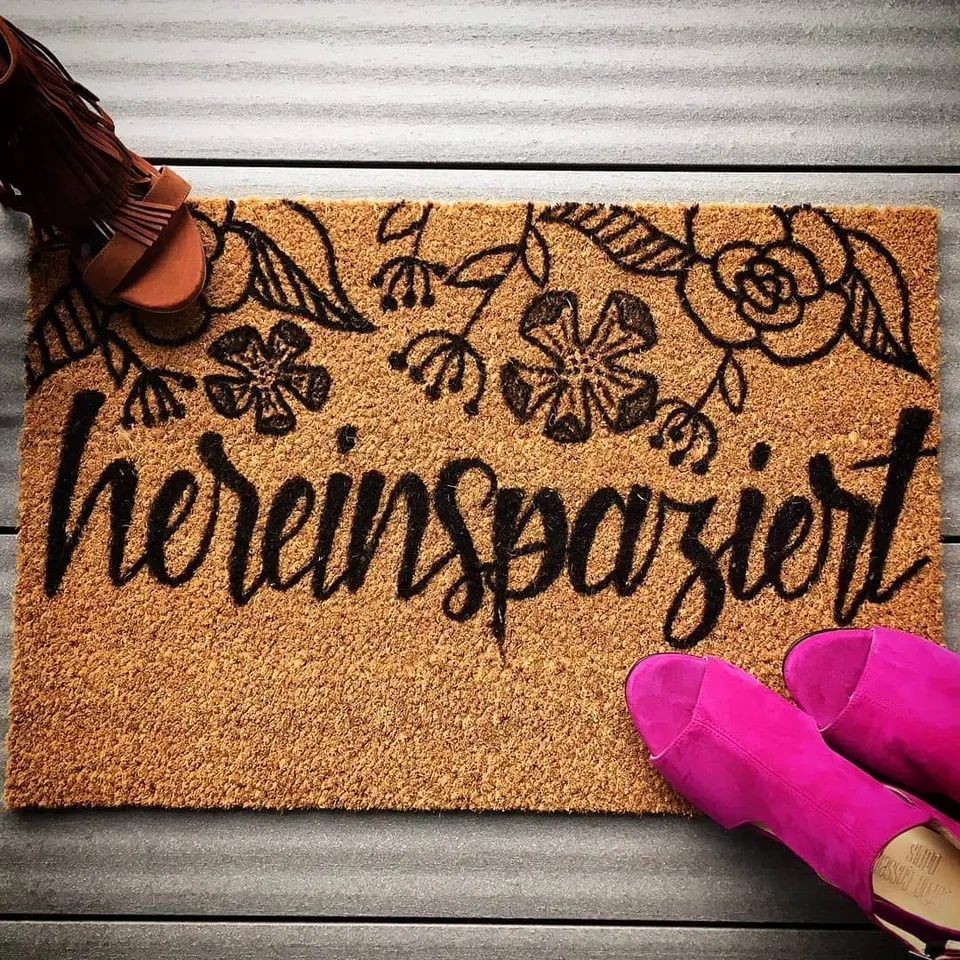 Fußmatte mit hereinspaziert und Blumenranke