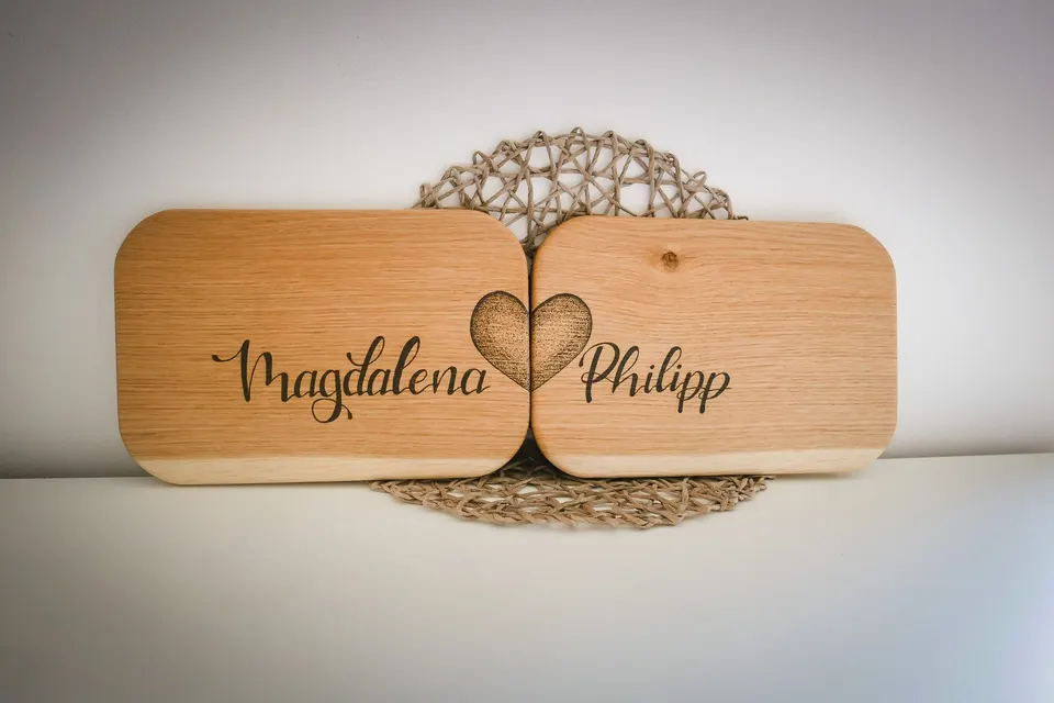 Zwei Jausenbretter mit Magdalena und Philipp und einem gemeinsamen Herz