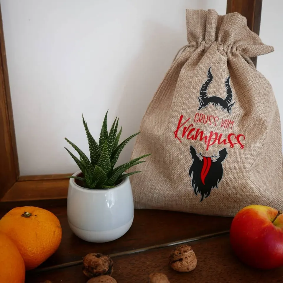 Jutesack mit Gruß vom Krampus und gezeichnetem Krampus