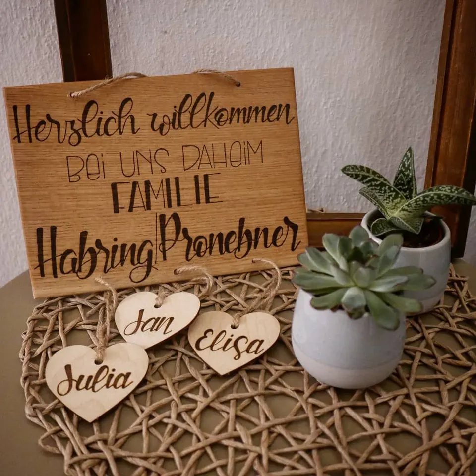 Holzschild Herzlich willkommen bei uns daheim Familie Habring-Pronebner mit Holzherzen