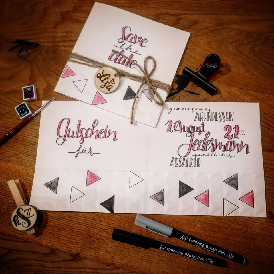 Handgeschriebener Gutschein und eine Save-the-date-Karte