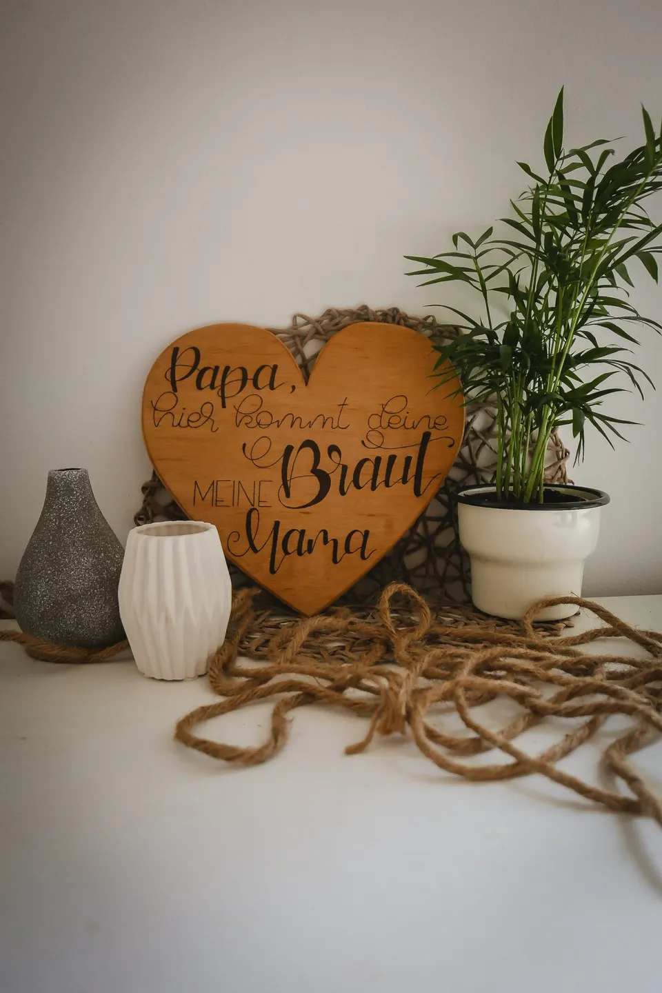 Holzherz mit dem Satz Papa, hier kommt deine Braut