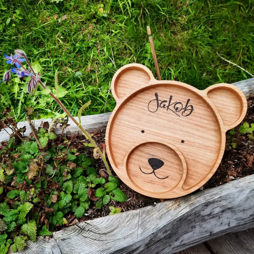 Holzteller in Bärenform mit dem Namen Jakob