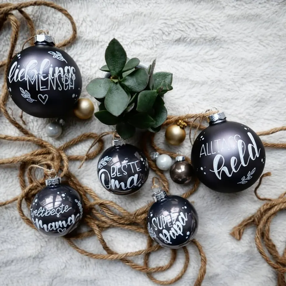 Schwarze Christbaumkugeln mit Lieblingsmensch und Beste Oma in weißer Schrift
