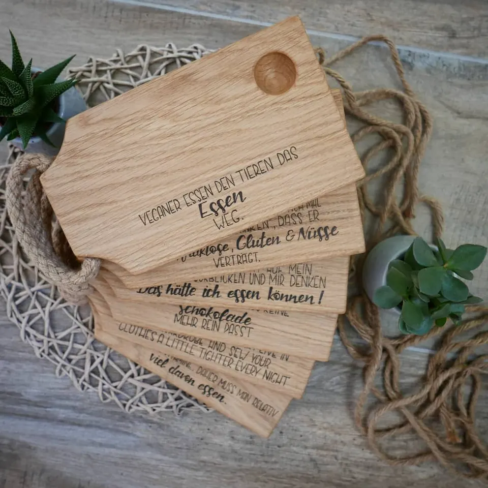 Holztäfelchen mit handgeschriebenem Menütext