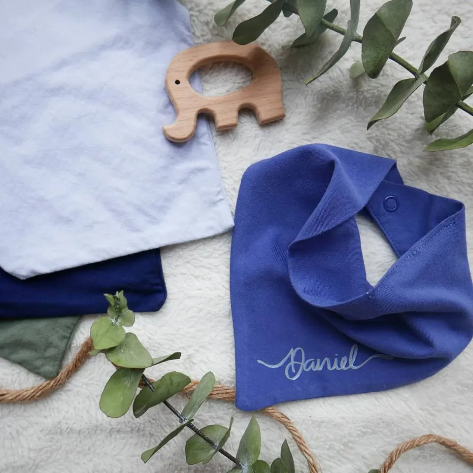 Blaues Halstuch mit dem Namen Daniel