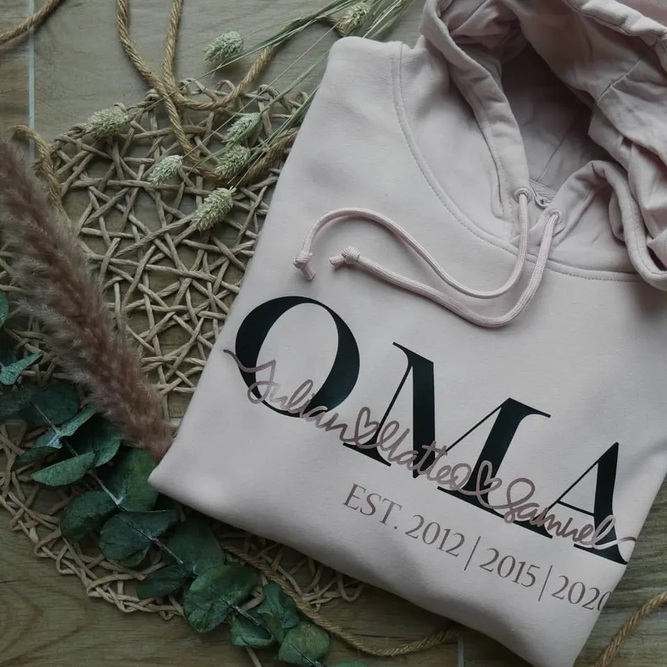 Beiger Hoodie mit OMA und den Jahreszahlen der Enkel