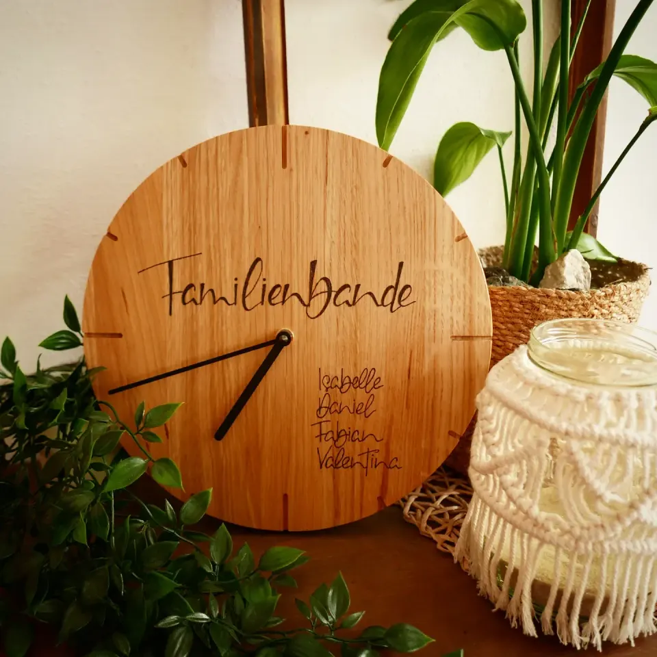 Runde Holzuhr mit dem Schriftzug Familienbande und den Namen der Familie
