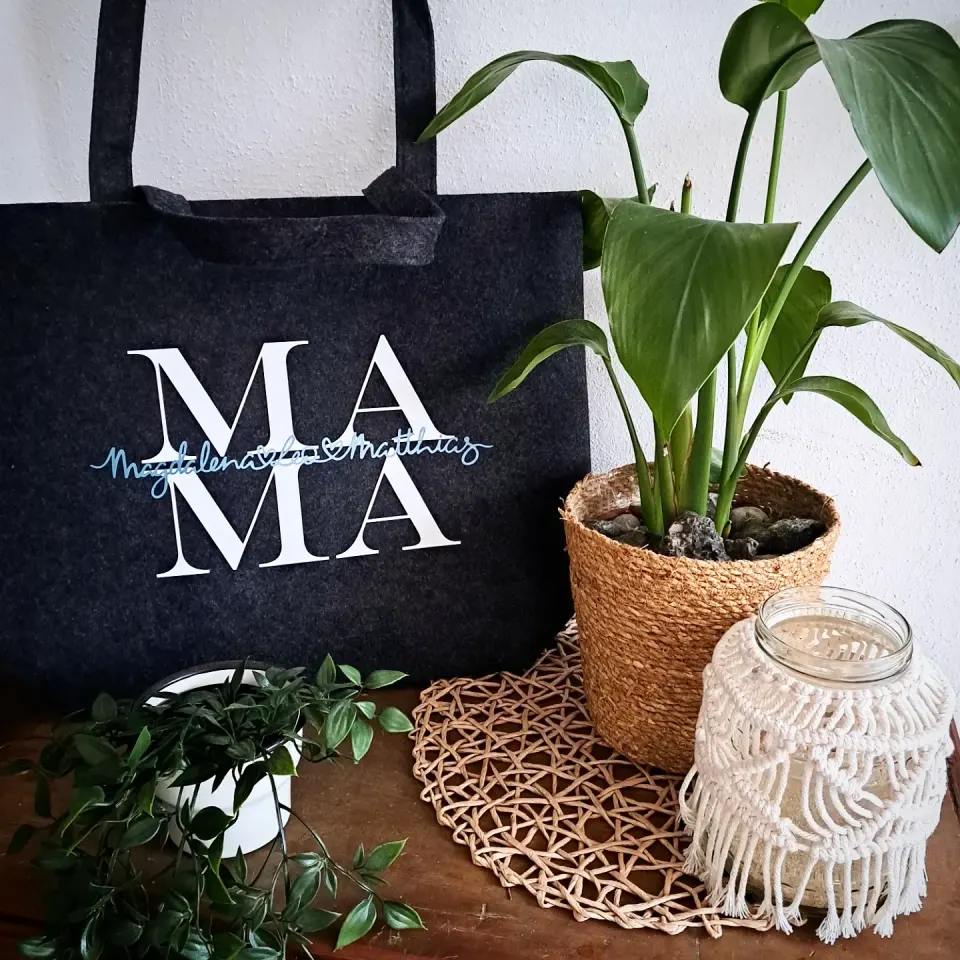 Schwarzer Filzshopper mit MAMA und den Namen der Kinder