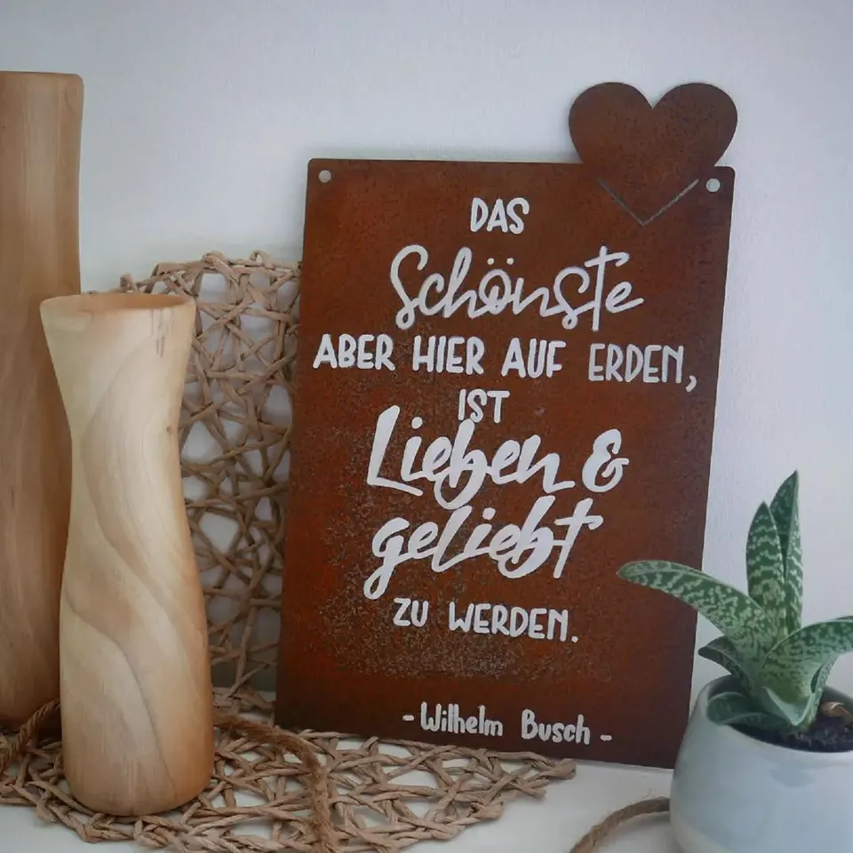Rosttafel mit dem Spruch Das Schönste aber hier auf Erden ist lieben und geliebt zu werden