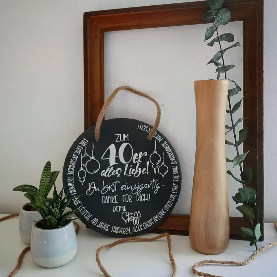 Runde Schiefertafel mit Glückwunsch zum 40er in weißer Schrift