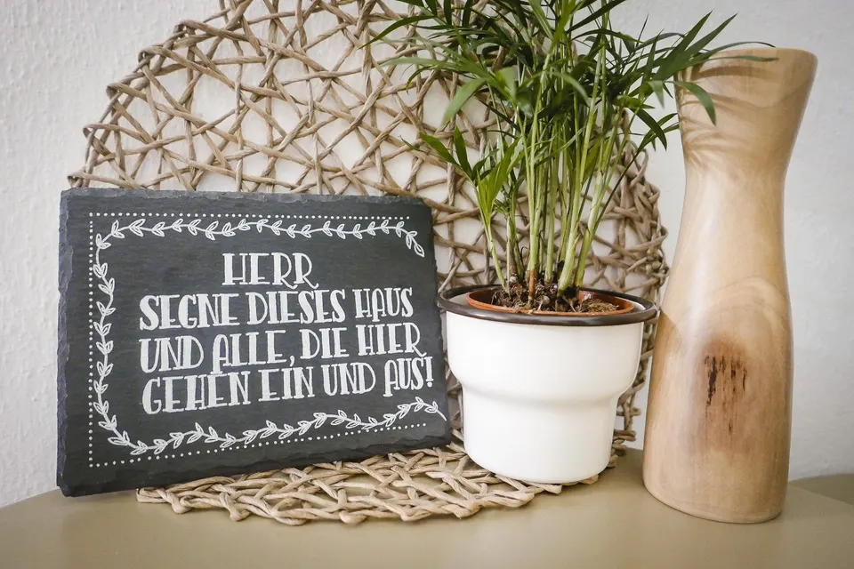 Schiefertafel mit einem Haussegen in weißer Schrift