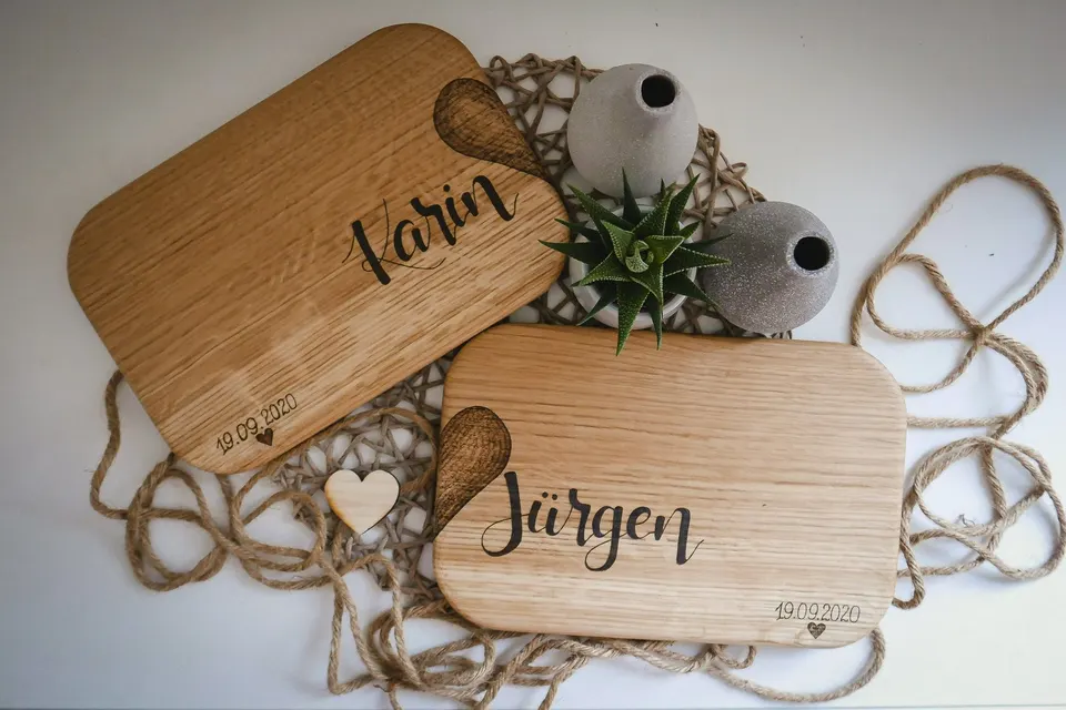 Zwei Jausenbretter mit den Namen Karin und Jürgen und dem Hochzeitsdatum