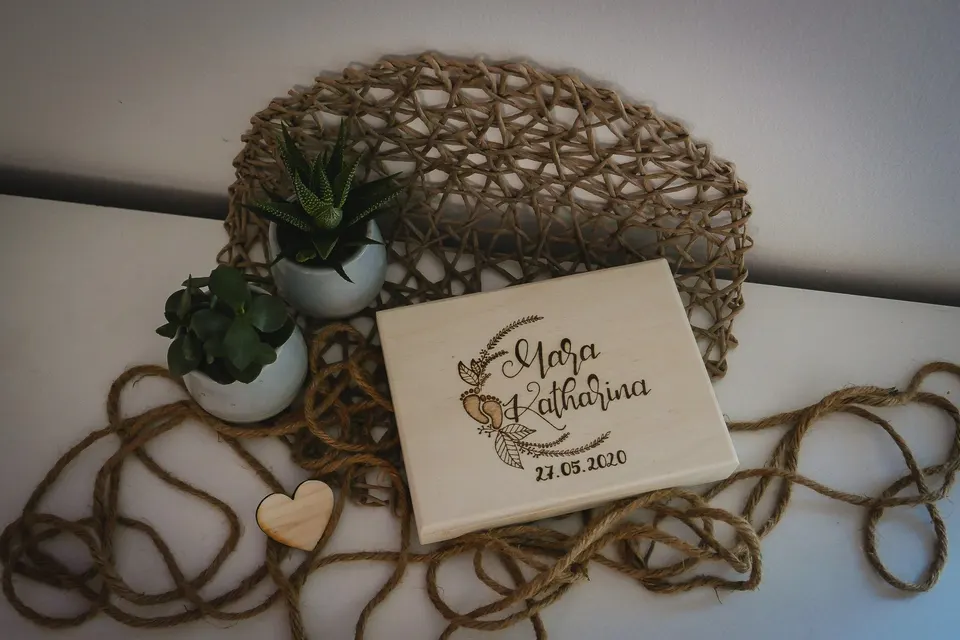 Erinnerungsbox aus Holz mit Kranz, dem Namen Mara Katharina und Datum