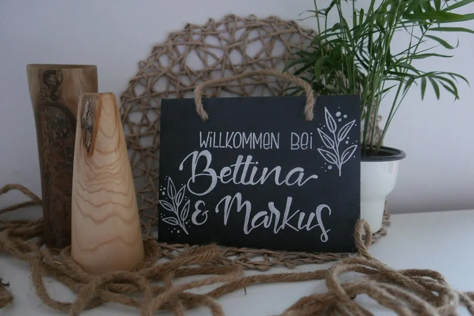 Schiefertafel an Juteschnur: Willkommen bei Bettina & Markus