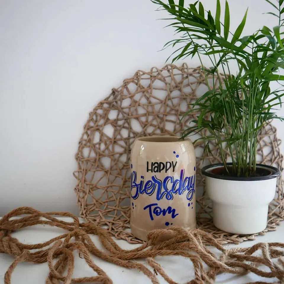 Steinkrug mit der Aufschrift Happy BIERSday Tom