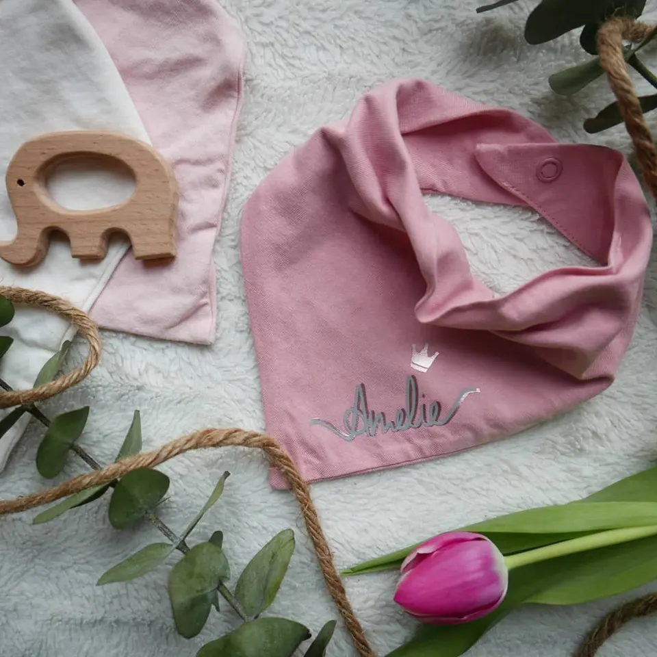 Rosa Halstuch mit dem Namen Amelie
