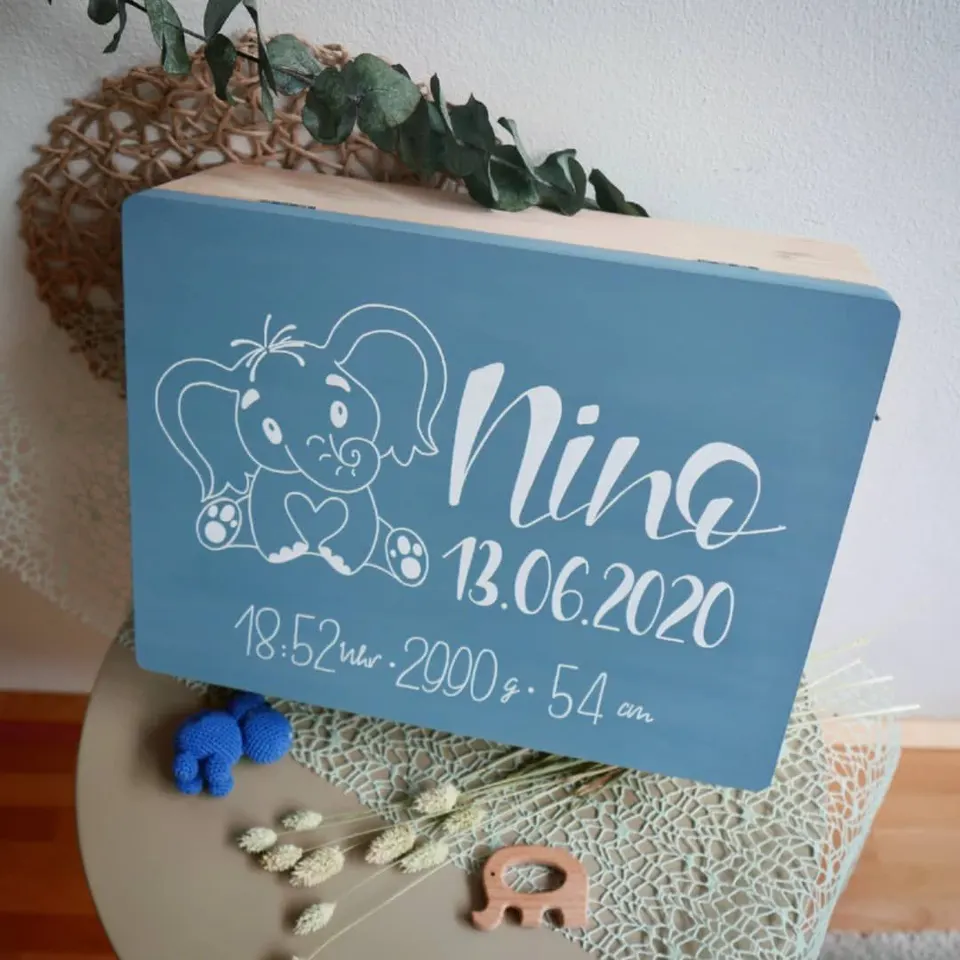 Blaue Erinnerungsbox mit Elefant, dem Namen Nino und den Geburtsdaten