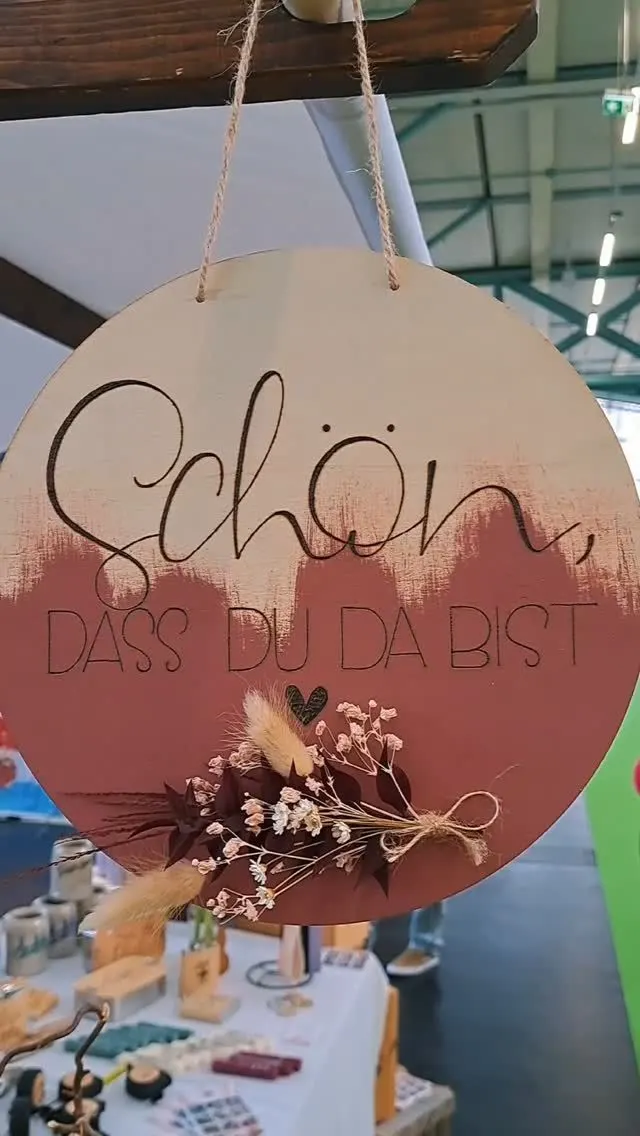 Rundes Holzschild, halb rosa bemalt, mit Schön, dass du da bist und Trockenblumen