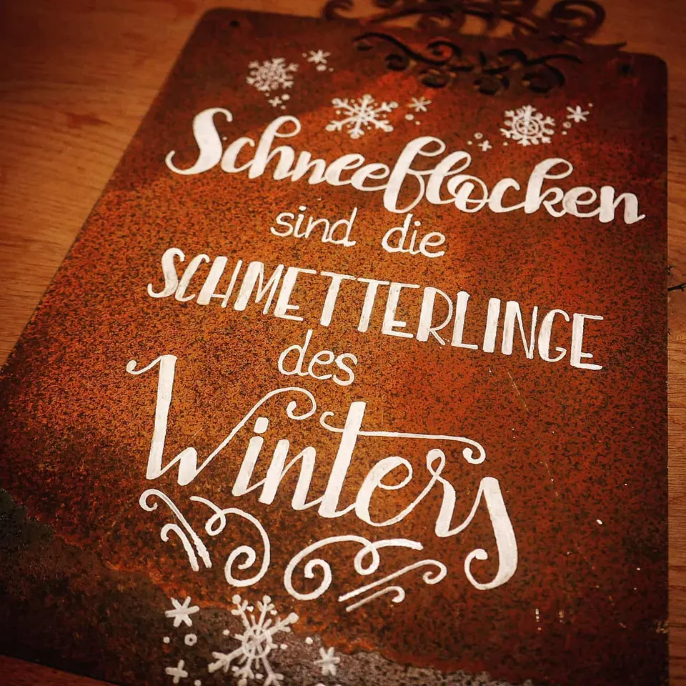 Rosttafel mit Schneeflocken sind die Schmetterlinge des Winters