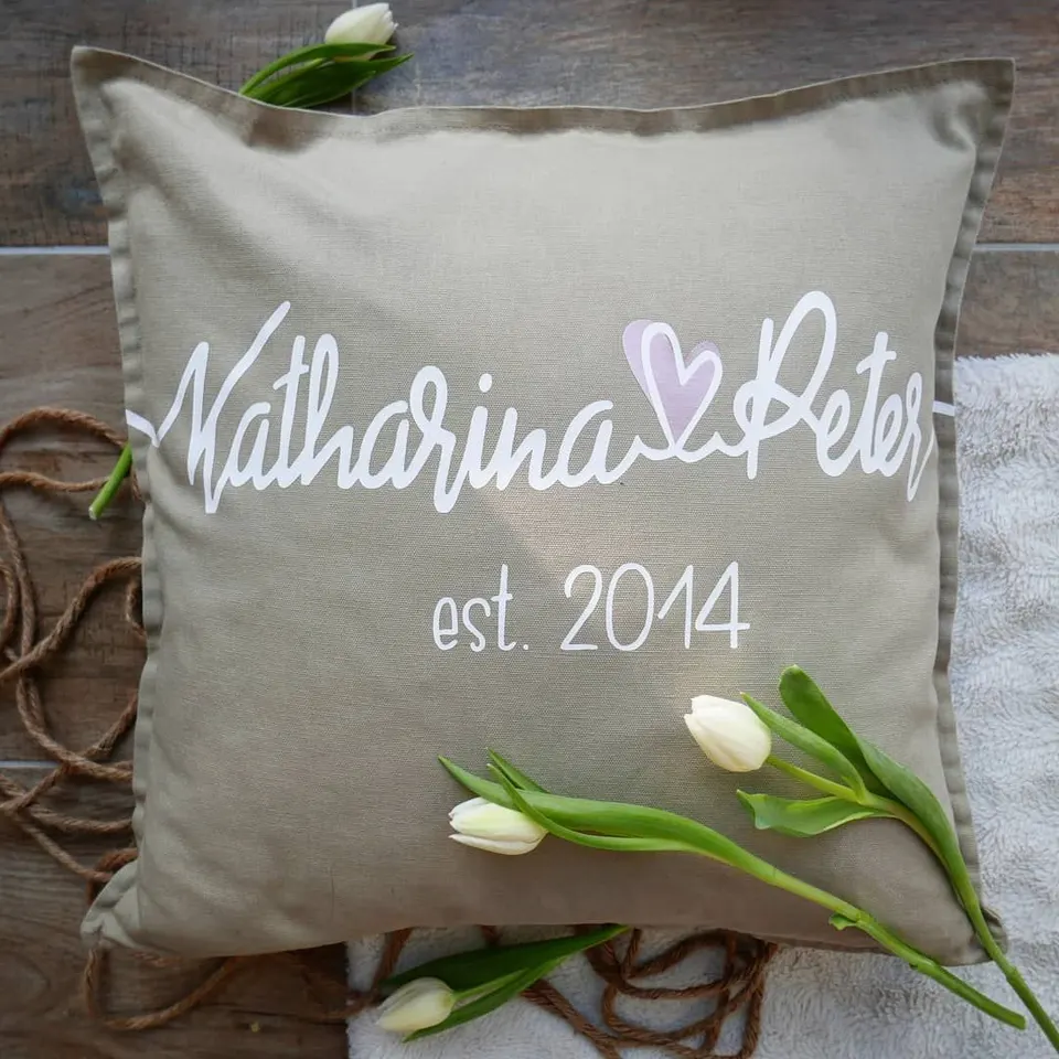 Beiger Polster mit Katharina ♥ Peter est. 2014