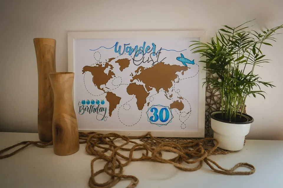 Gerahmte Weltkarte mit Schriftzug Wanderlust zum 30. Geburtstag