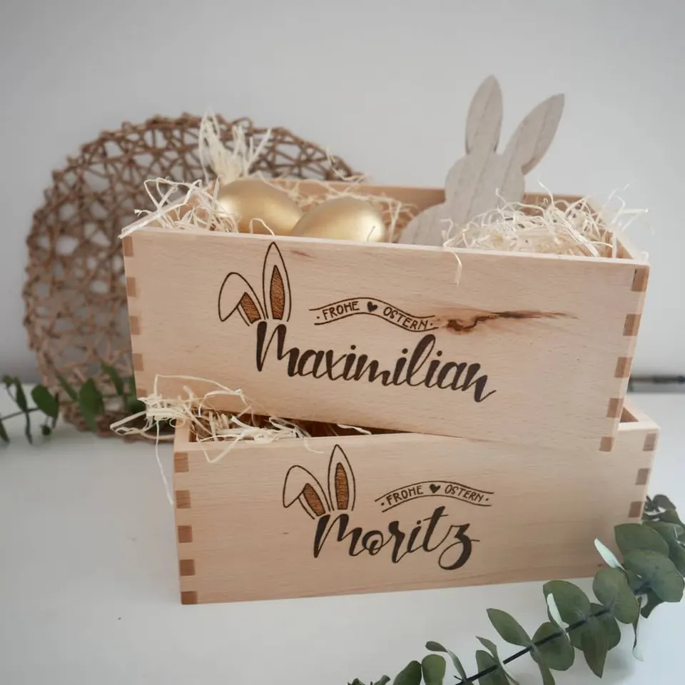 Zwei Osterkisterl aus Holz mit Hasenohren, Maximilian und Moritz