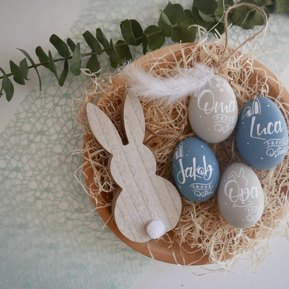 Graue und blaue Ostereier mit Oma, Luca und Jakob im Holznest