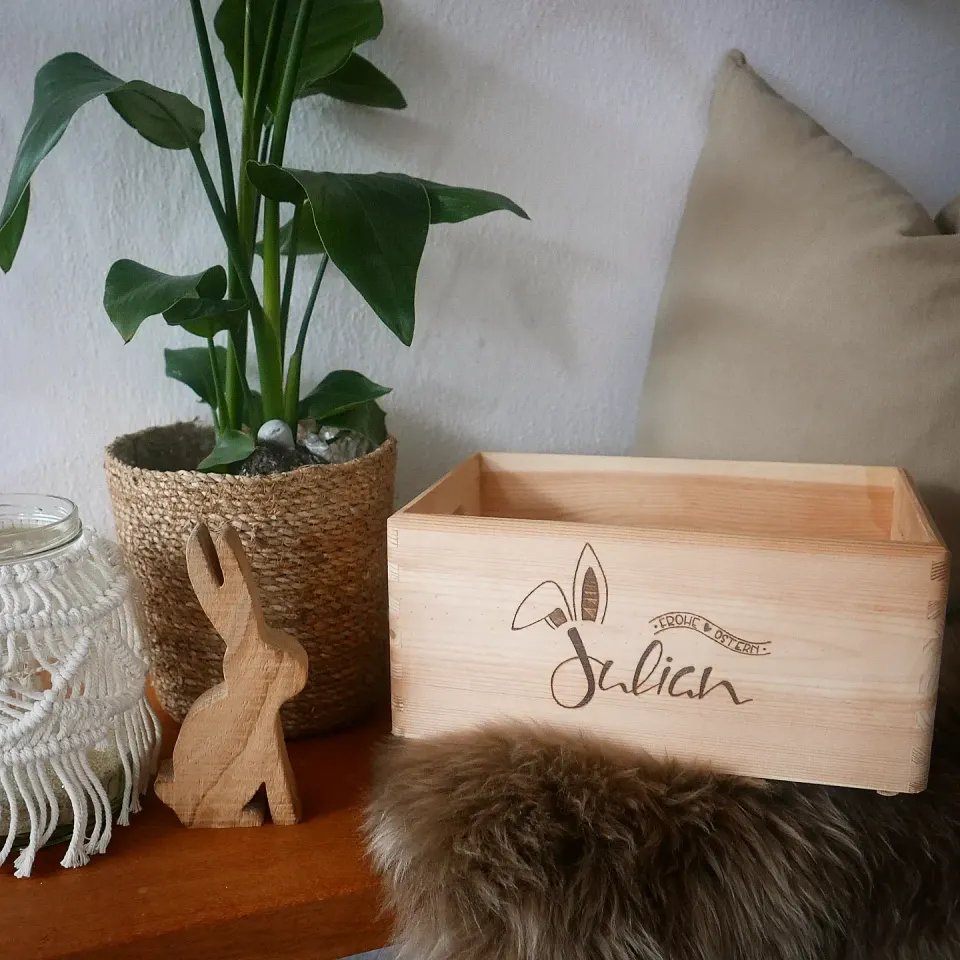 Osterkisterl mit Hasenohren und dem Namen Julian