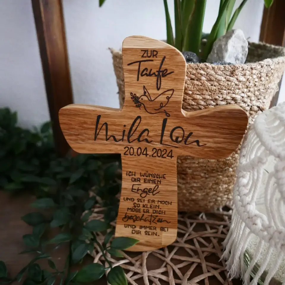 Taufkreuz aus Holz mit Mila und Taufdatum