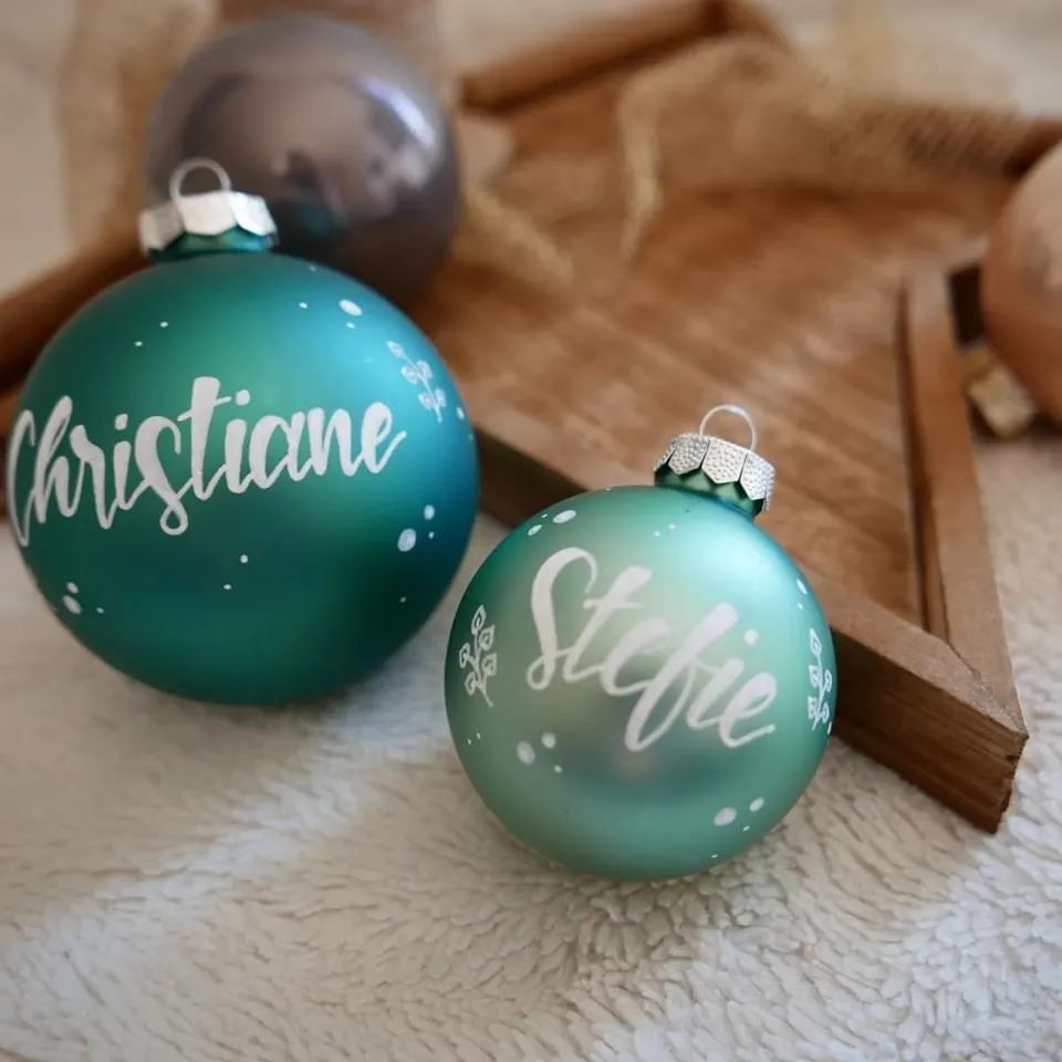 Zwei türkise Christbaumkugeln mit Christiane und Steffi