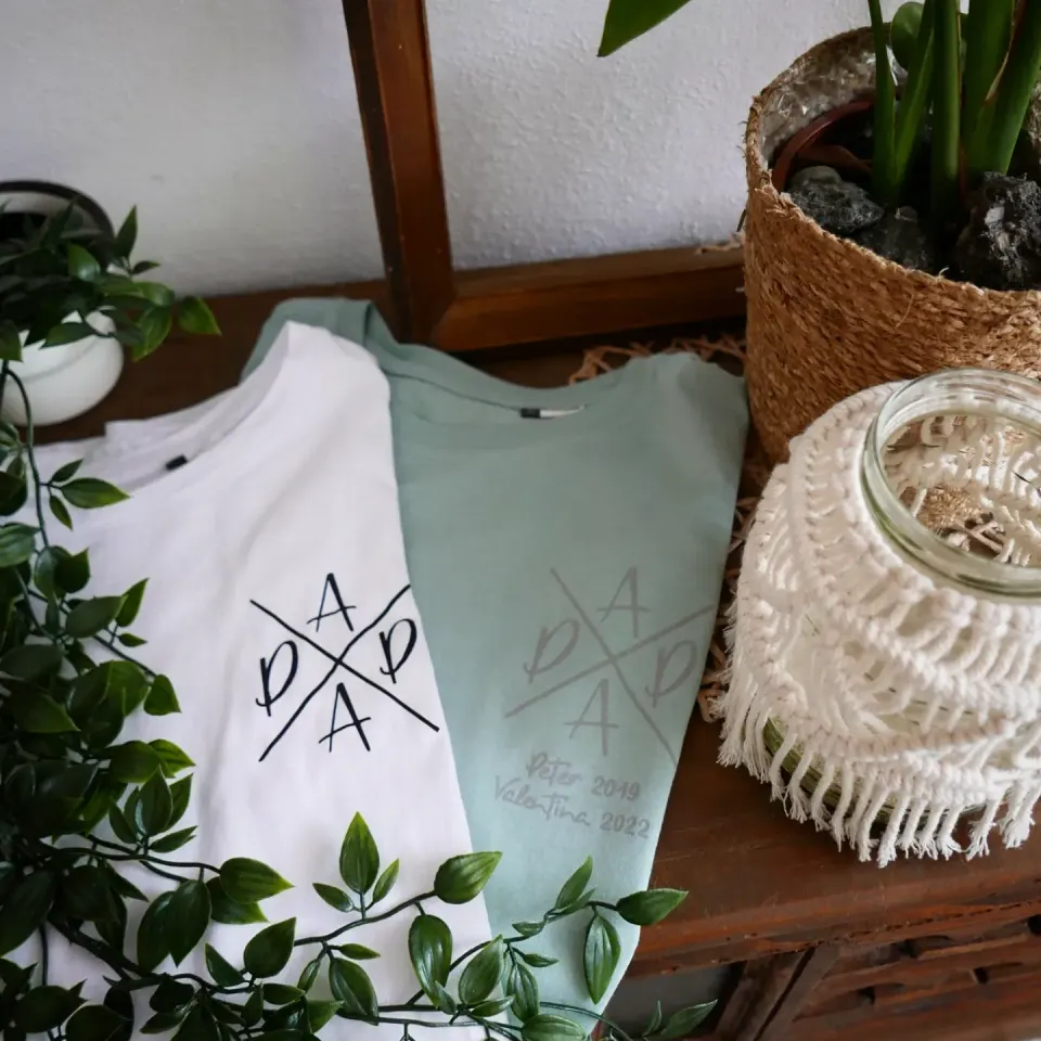 Zwei Shirts mit PAPA und den Namen der Kinder
