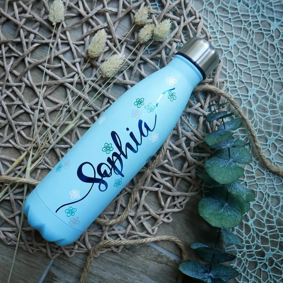 Hellblaue Trinkflasche mit dem Namen Sophia und Blüten