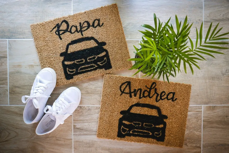 Zwei Fußmatten mit Auto und den Aufschriften Papa und Andrea