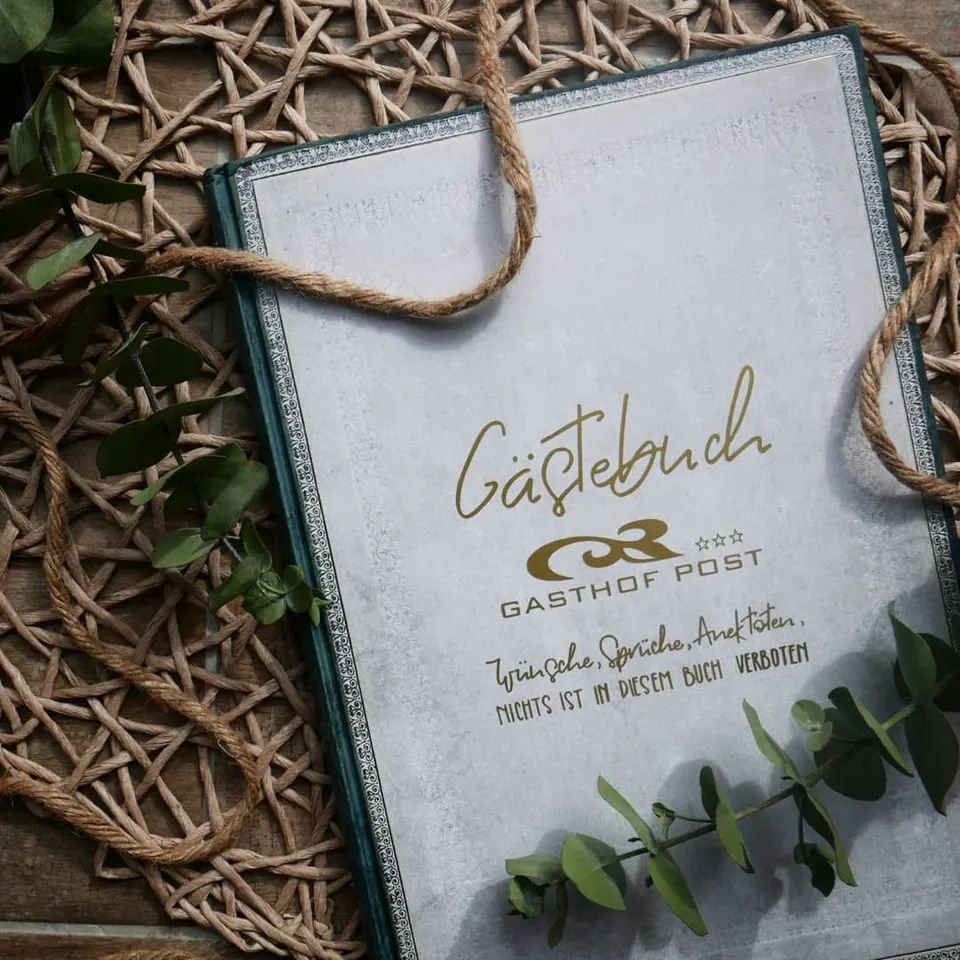Gästebuch mit goldener Schrift und dem Logo Gasthof Post