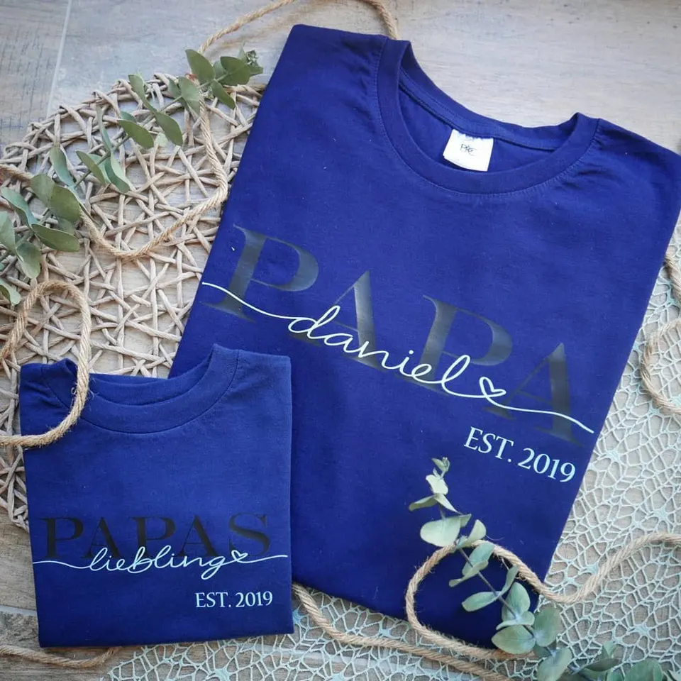 Blaue Shirts für Vater und Sohn mit PAPA und Papas Liebling