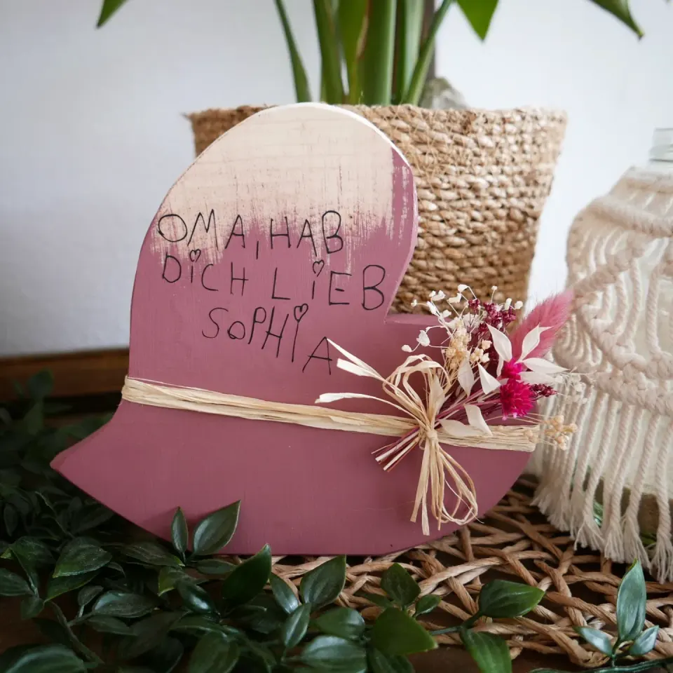 Rosa bemaltes Holzherz mit Oma hab dich lieb Sophia und Trockenblumen
